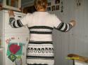D�ugi sweter bia�y z motywami wrabianymi-wykonany na drutach